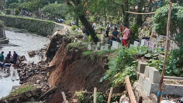 25 Makam Rusak Digerus...