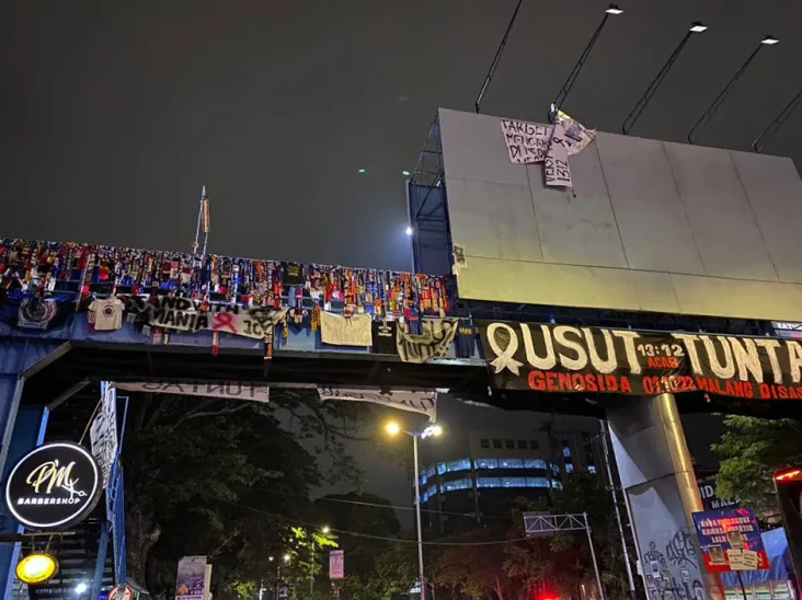 Aremania Gantung Atribut,...