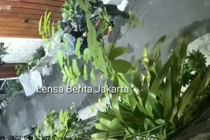 Parkir di depan Rumah,...
