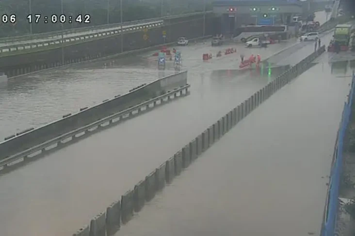 Tergenang Banjir, Tol...