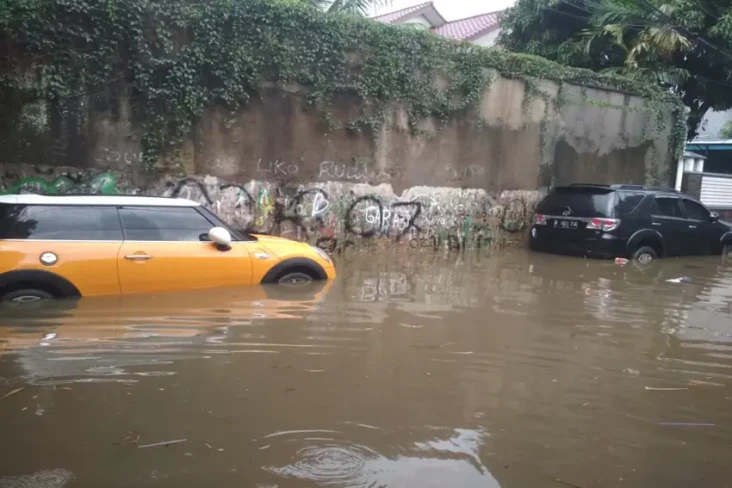Banjir Rendam Perumahan...