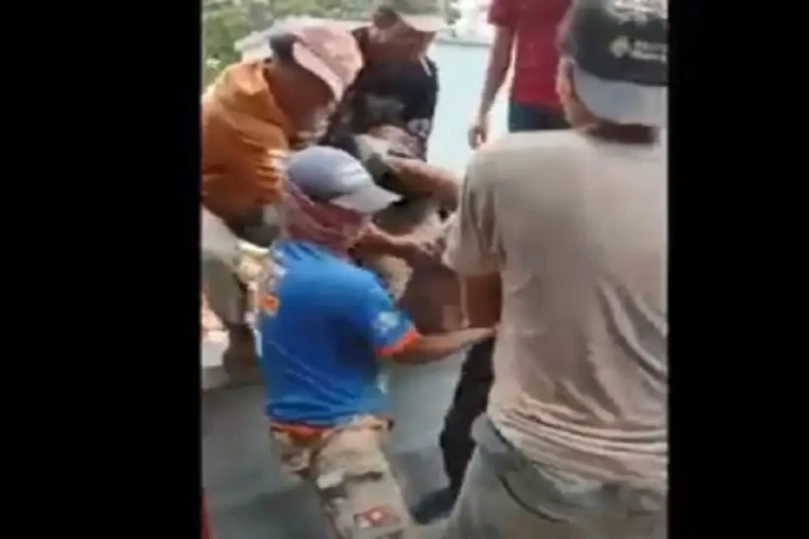 Tertimpa Reruntuhan...