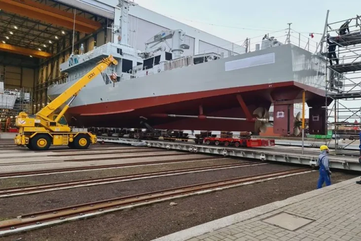 2 Kapal Perang Pemburu...