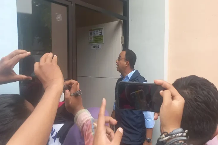 Anies Ajak Istri, Anak,...