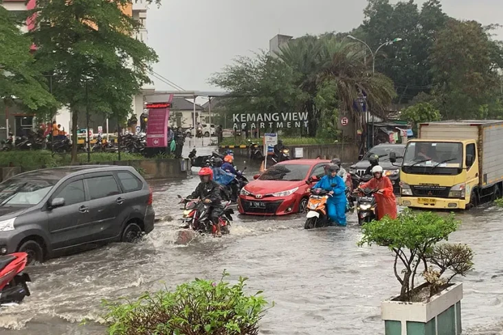 Awas! Jalan Raya Pekayon...