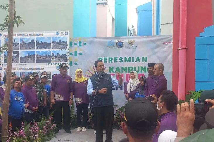 Anies Minta Warga Kampung...