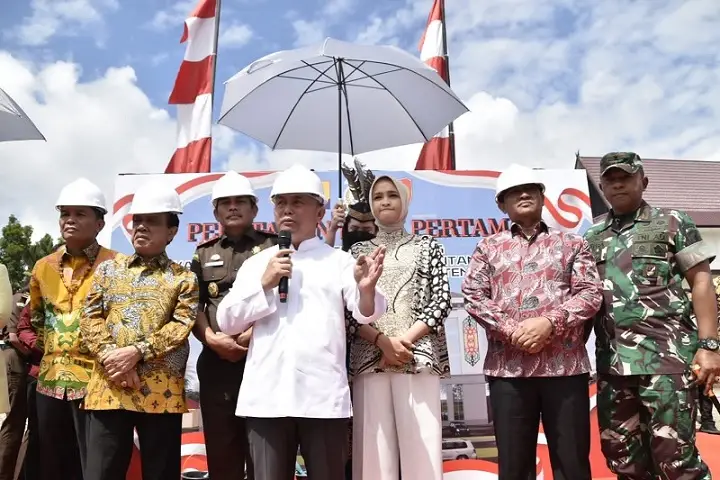 Gubernur Kalteng Meletakkan...