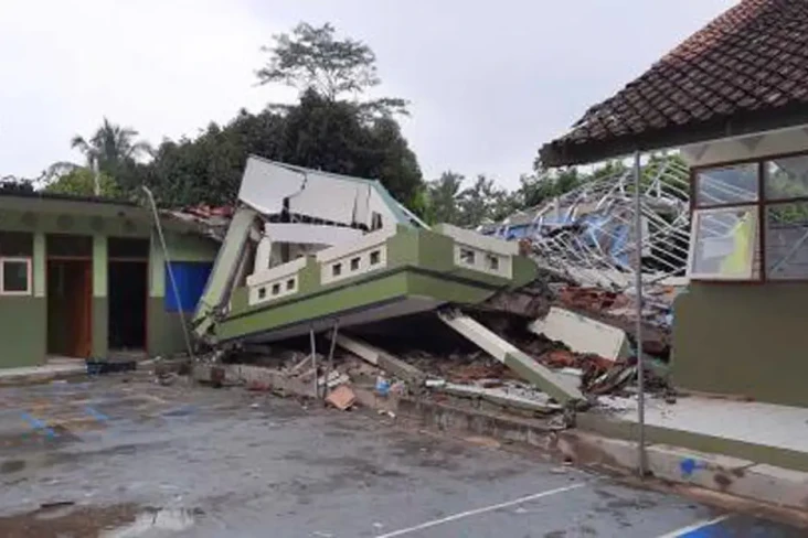 Buntut Tembok Roboh,...