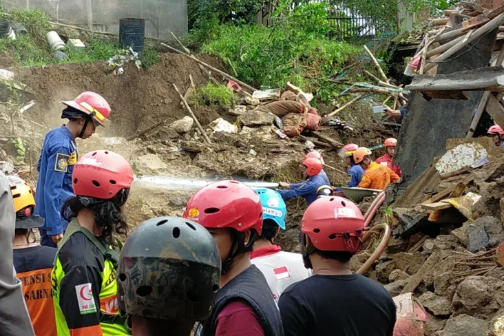 Tebingan Kali Baru Longsor,...