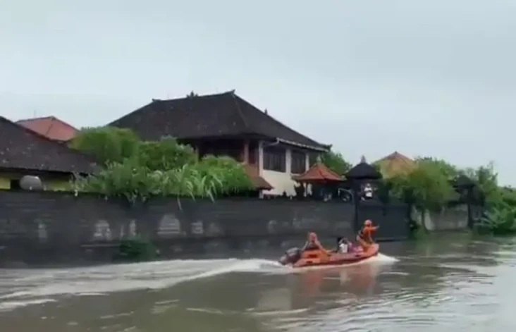 Banjir Setinggi 1,5...