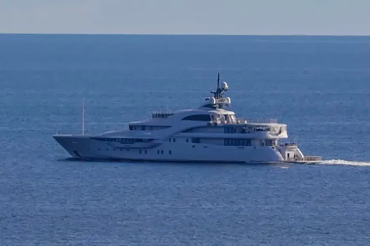 Dikawal, Kapal Pesiar...