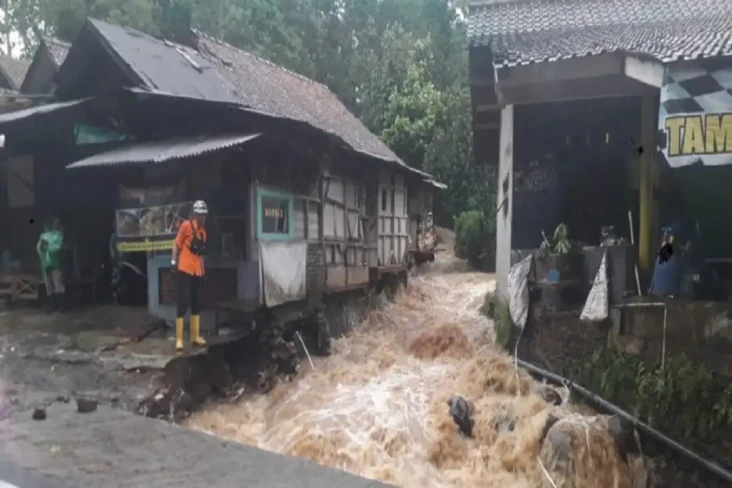 Cerita Pilu Banjir Ciamis,...