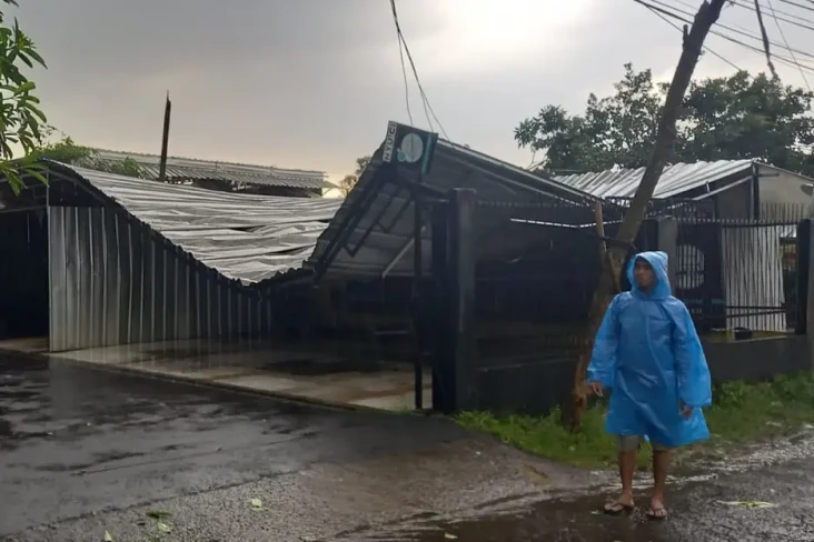 Hujan Es Landa Depok,...