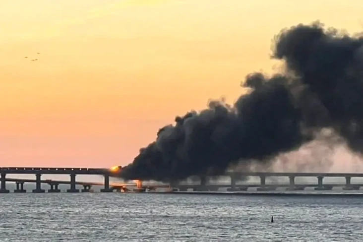 Jembatan Crimea Hancur,...