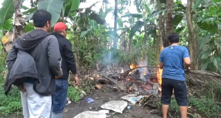 Polisi Bakar Lokasi...