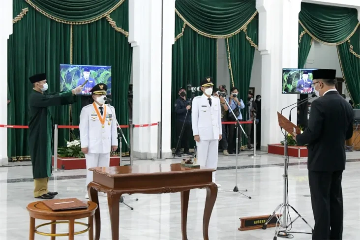 Perbedaan Bupati dan...