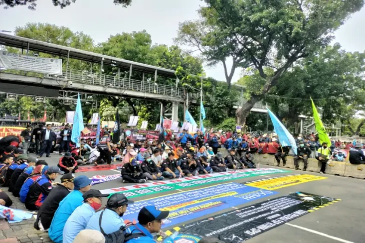 Aksi Massa Buruh Tolak...