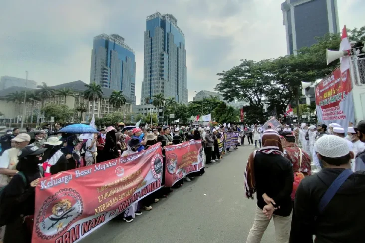Massa GNBR dan Buruh...