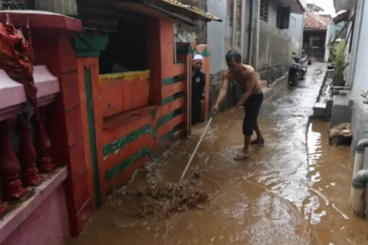 Banjir Surut, Warga...