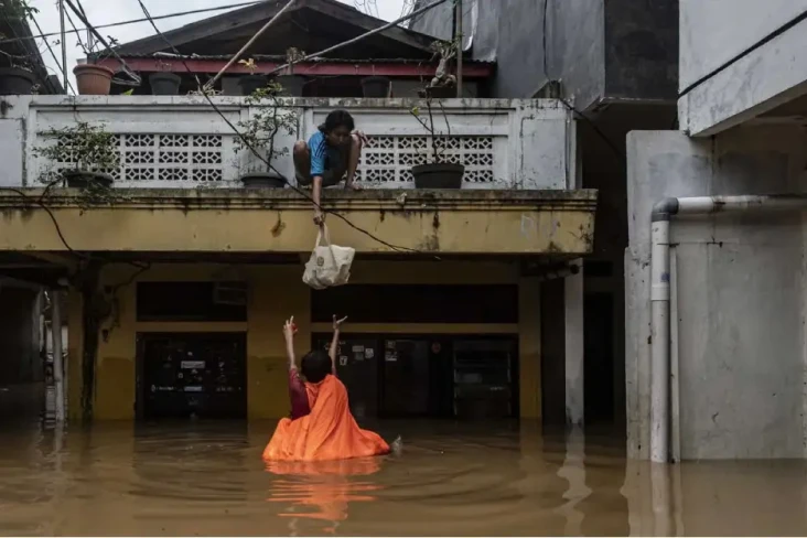 Banjir Jakarta, Ratusan...