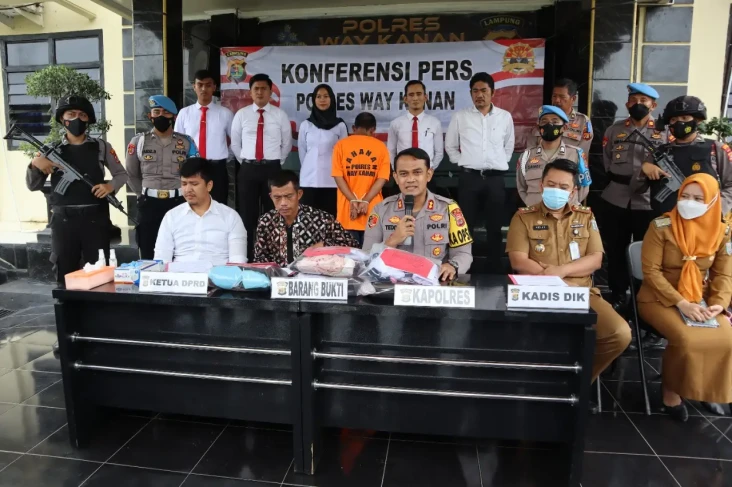 Parah! Guru PNS di Way...