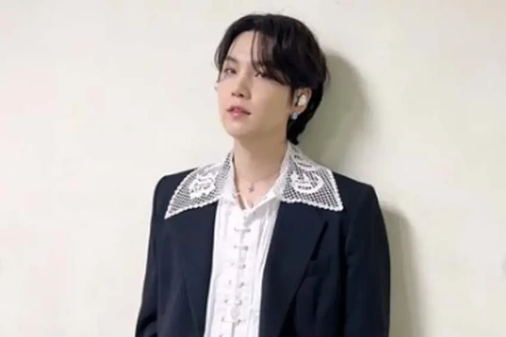 Suga BTS Pakai Kupluk...