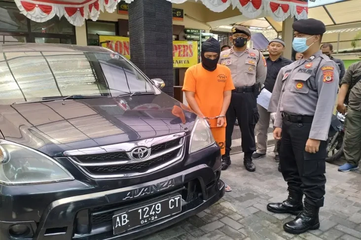 Berdalih Pinjam Mobil...