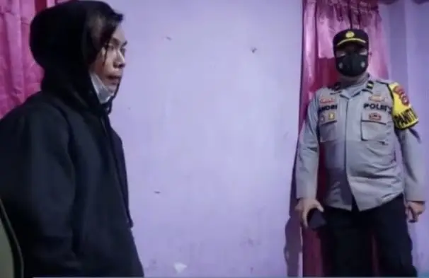 Layani Kencan Sesama...