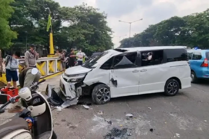 Mobil Mewah Rusak Parah...