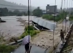 Banjir Terjang Mamuju,...