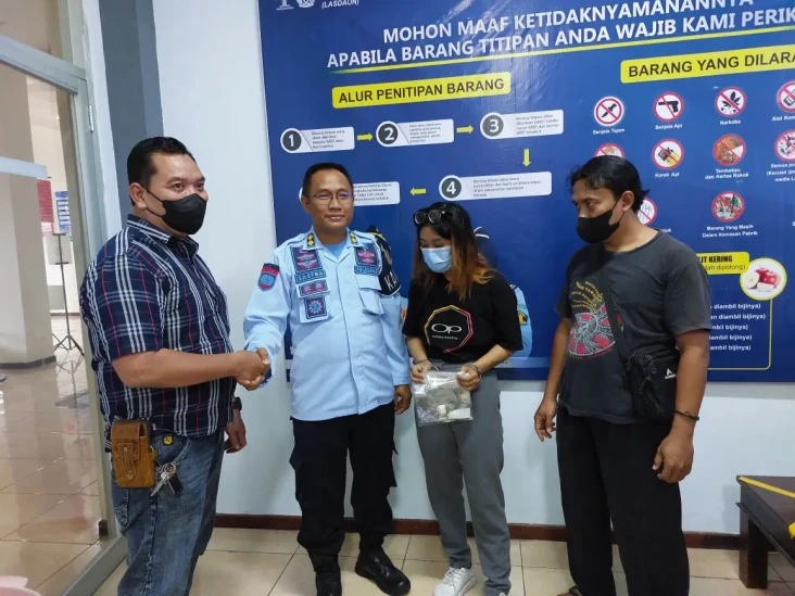 Nekat! Mahasiswi Selundupkan...