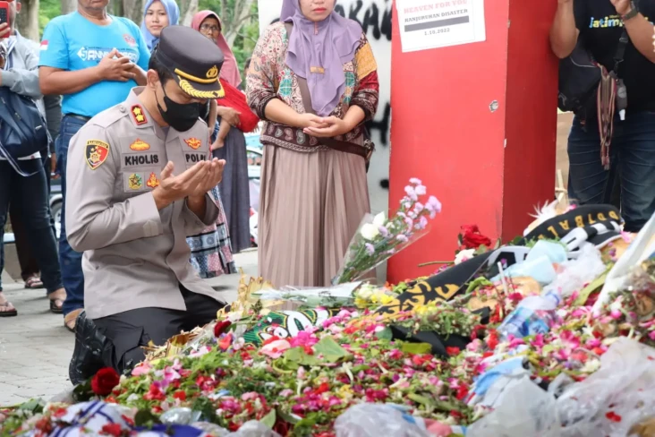 Kapolres Malang Bersimpuh...