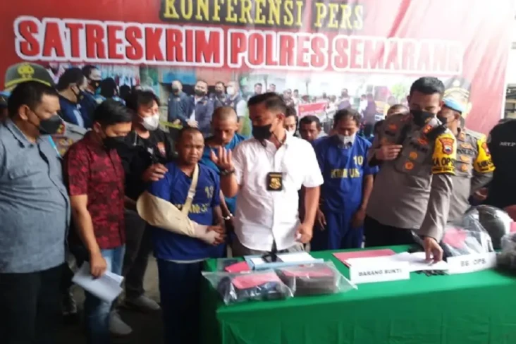 Kepergok Mencuri, Grandong...
