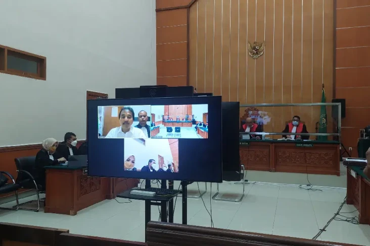 Roy Suryo Jalani Sidang...
