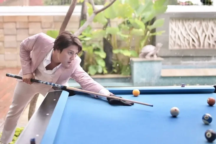 Aksi Rizky Billar Lempar...