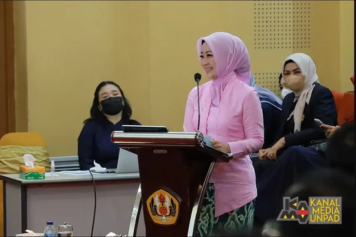 Istri Ridwan Kamil Raih...