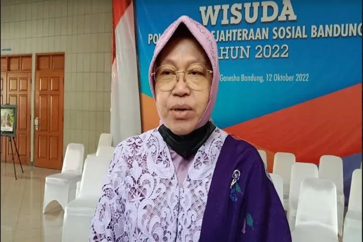 Mensos Risma Tahan Pembagian...