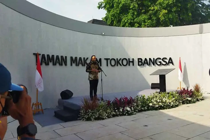Resmikan Taman Makam...