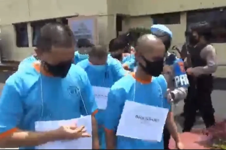Tak Kuat Tahan Nafsu,...