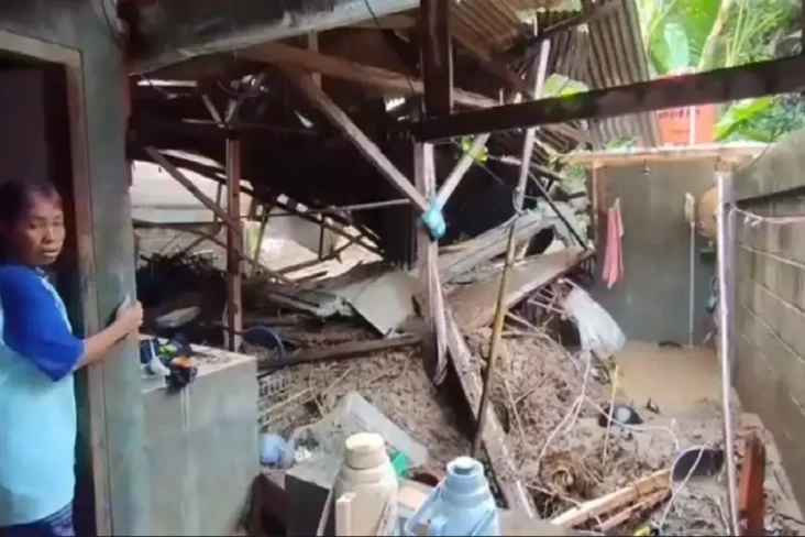Longsor Terjang Rumah...