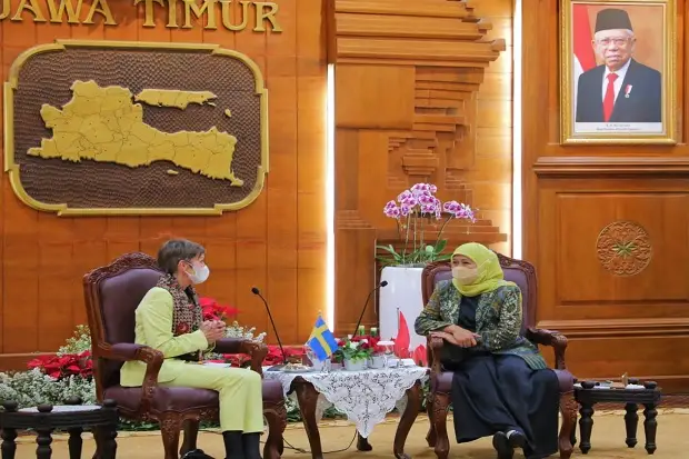 Gubernur Khofifah Terima...