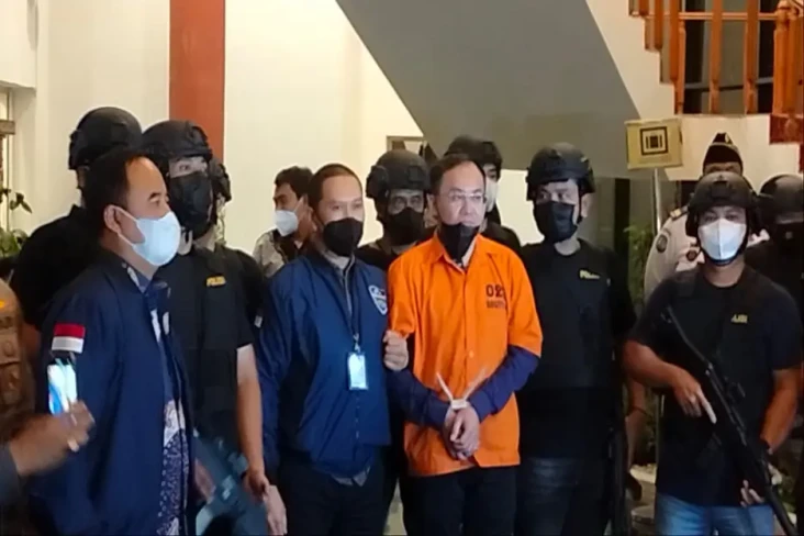 Dijaga Polisi Bersenjata...