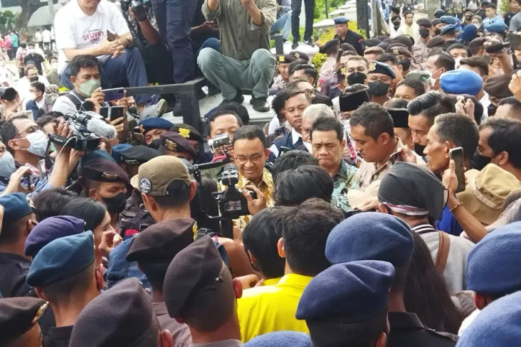 Momen Anies Temui Pendemo...