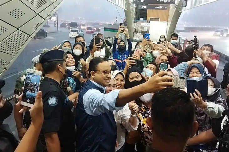 Histeris Temui Anies...