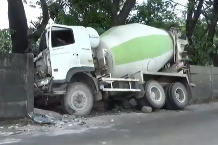Truk Molen Tabrak Tembok,...