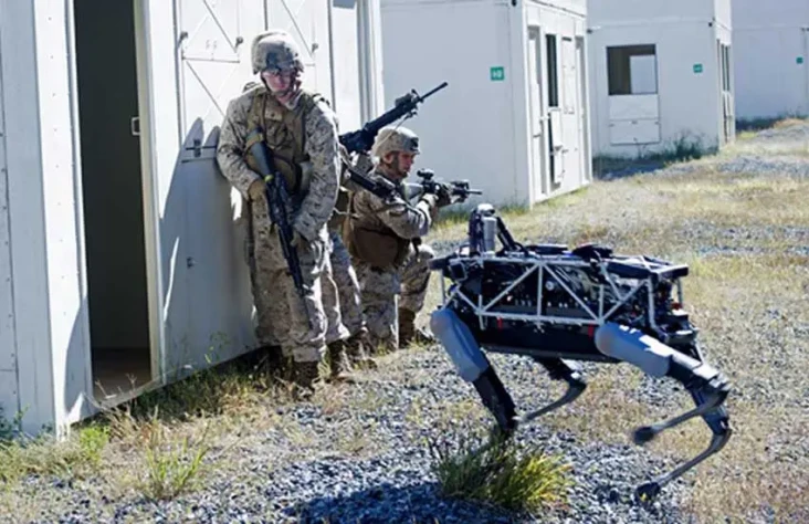 4 Robot Militer AS yang...