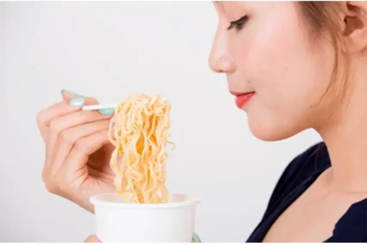 6 Bahaya Makan Mie Instan...