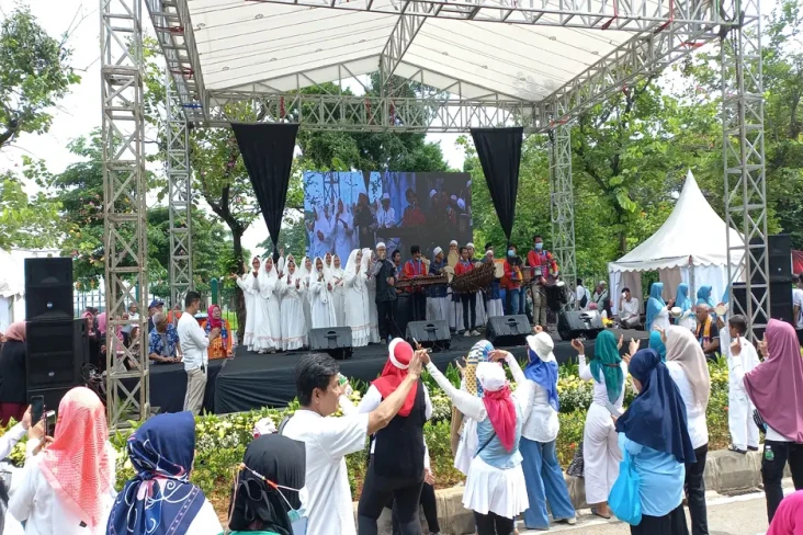 Hibur Masyarakat, Tim...