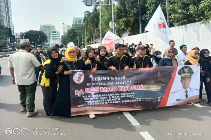 Ribuan Warga Tumpah...