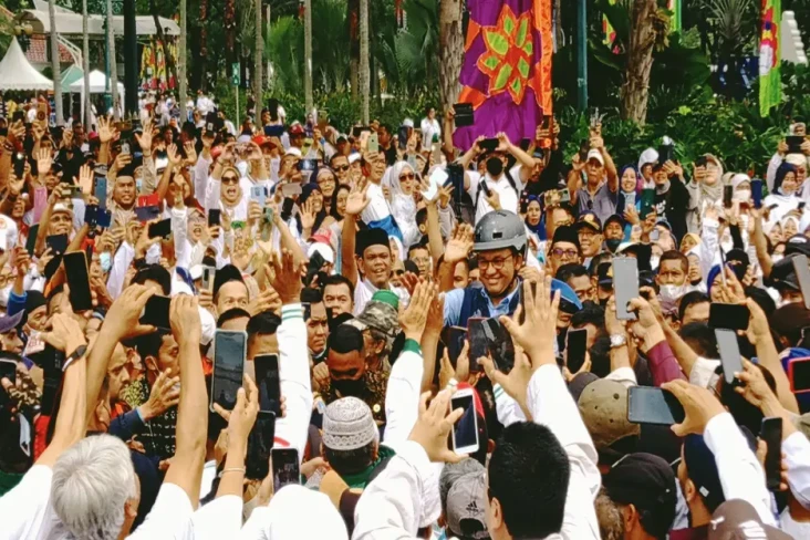Ribuan Orang Sambut...